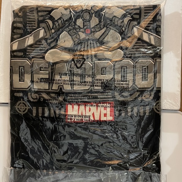 New in package Funko Pop! Marvel Studios Deadpool Ornate Grey T-Shirt - 3X - Picture 3 of 3